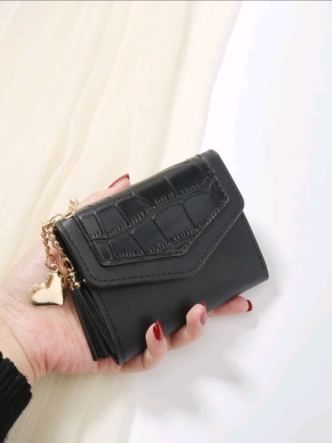 MONDERO TIPO CUERO LAGARTO CON CIERRE DE PUNTA CON DIJE CORAZON DORADO Y ESCOBITA M4